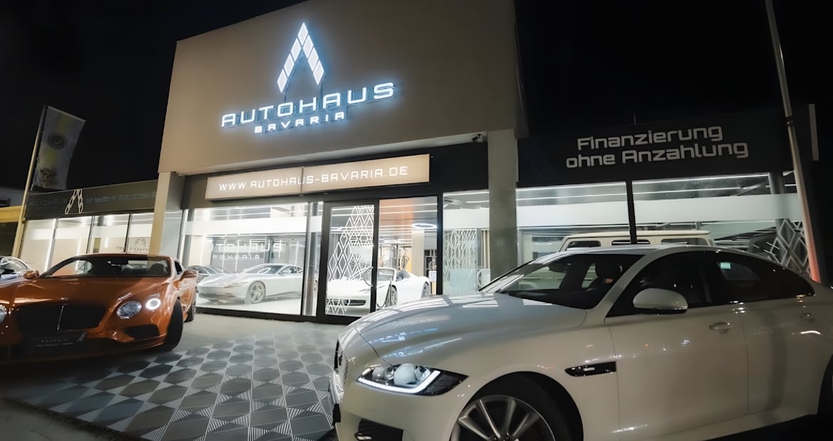 Beleuchtete Fassade von Autohaus Bavaria bei Nacht