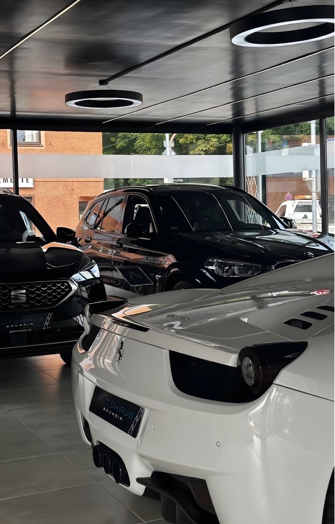 Heck eines weißen Ferrari im Showroom