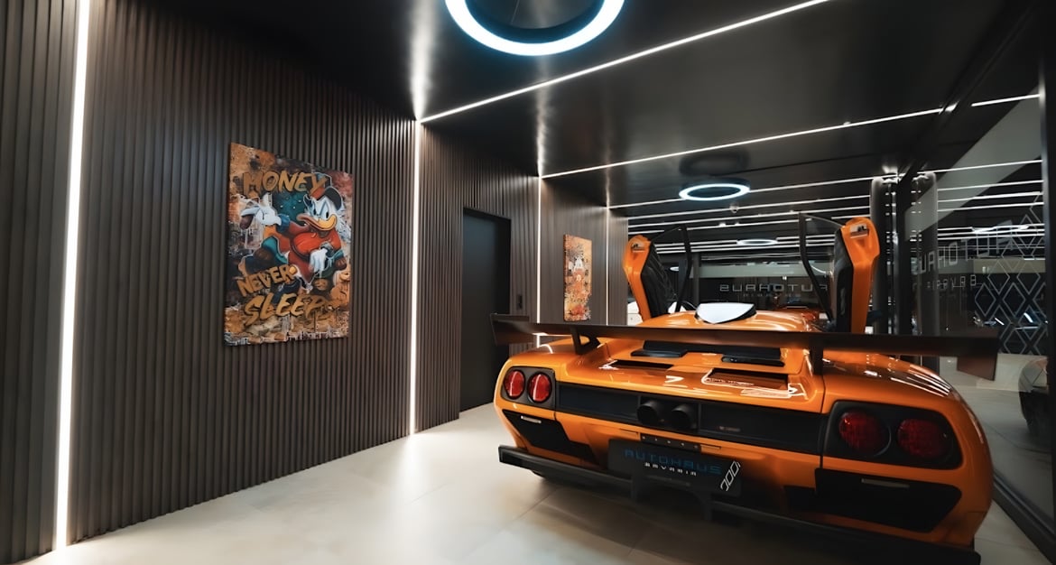 Heckansicht eines orangen Lamborghini mit Heckflügel im Showroom