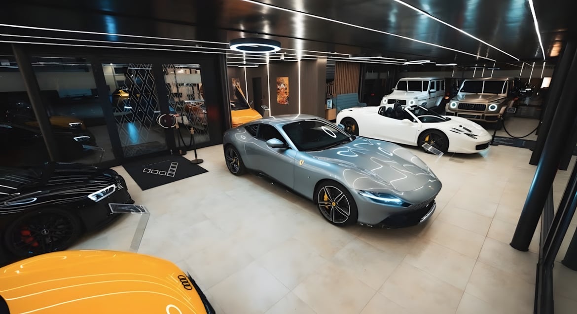 Showroom von Autohaus Bavaria mit silbernem Ferrari, weißem Ferrari und zwei Mercedes G-Klasse