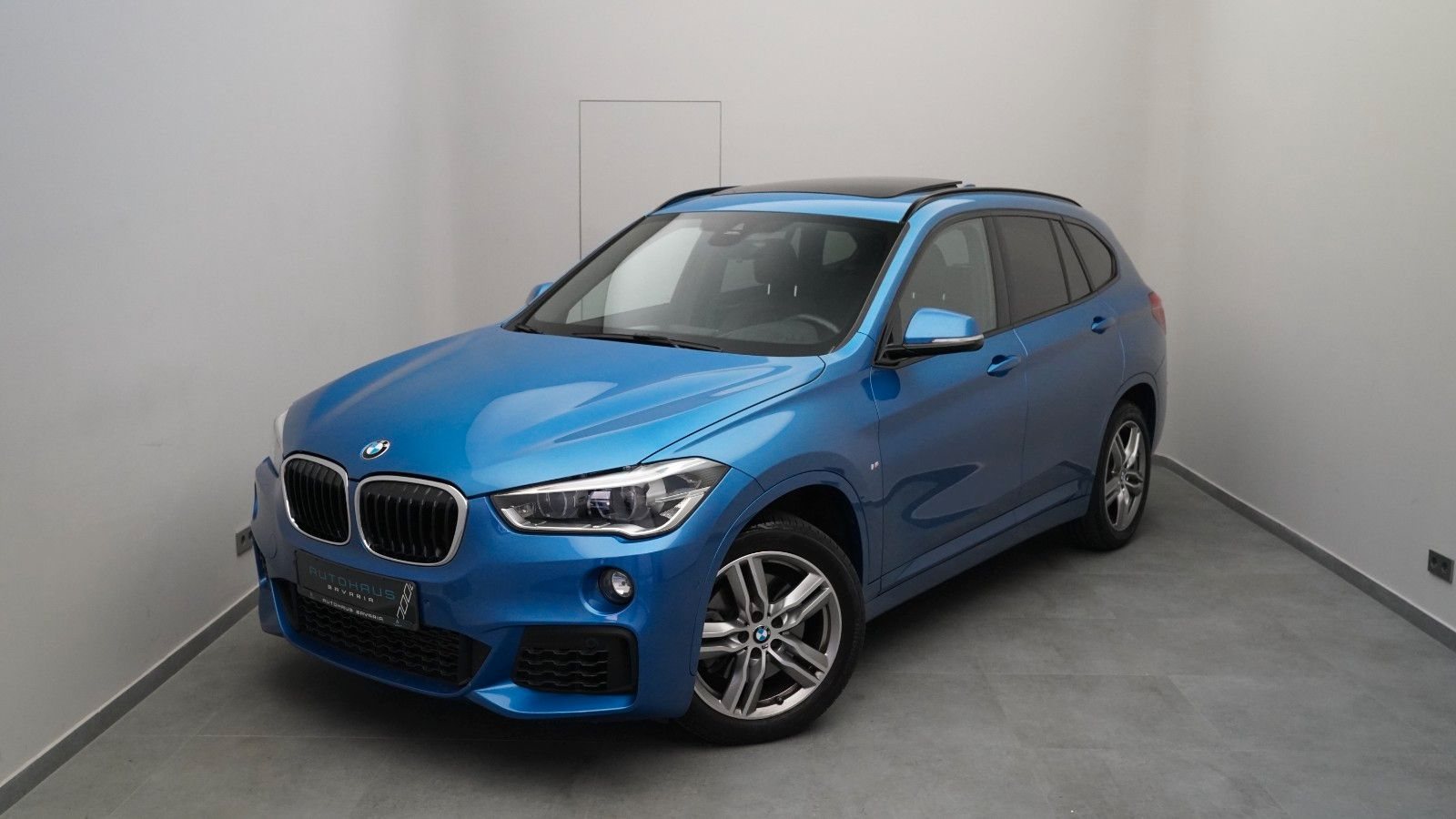 BMW X1 sDrive 20i M Sport · HUD · PANO · KAMERA · H&K