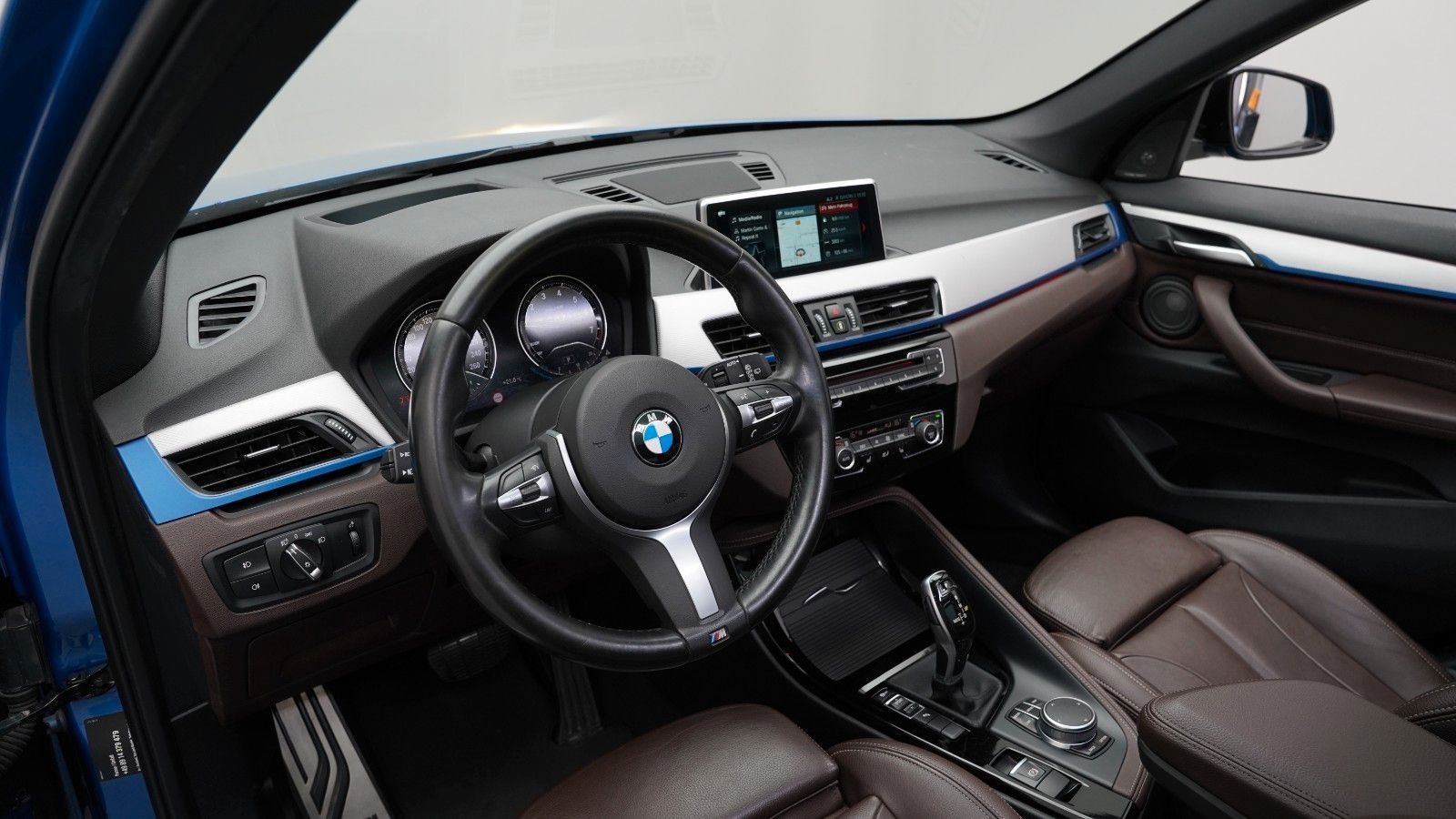 BMW X1 sDrive 20i M Sport · HUD · PANO · KAMERA · H&K