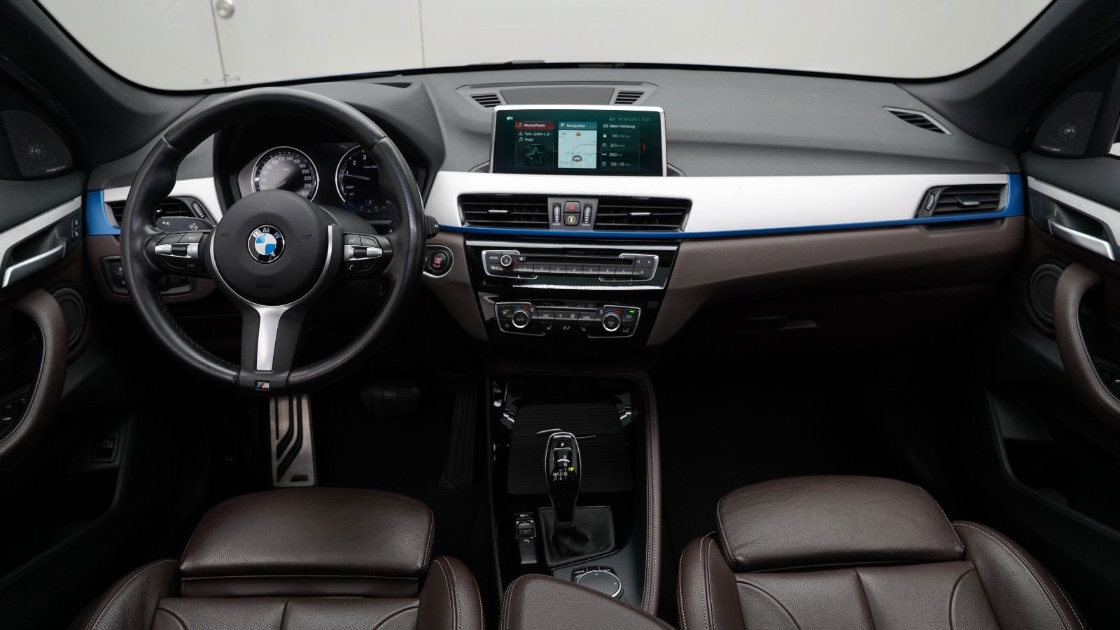 BMW X1 sDrive 20i M Sport · HUD · PANO · KAMERA · H&K
